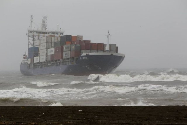 RIESGO DE ENCALLAR  AVIONES CAMIONES BARCOS